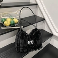 Schicke schwarze Plüsch-Schultertasche mit silberner Schleife auf modernen Stufen - Schwarz