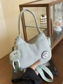 Sac bandoulière en velours côtelé vert menthe avec pendentif peluche et poignées - Bleu