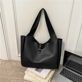Bolso tote minimalista de cuero negro con cierre de gancho dorado para un estilo elegante - Negro