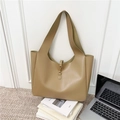 Bolso tote grande caqui minimalista en cuero sintético mate con detalle de aro metálico - Caqui