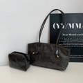 Ensemble sac bandoulière vintage en similicuir marron foncé avec accents dorés - Ensemble de 2 pièces (Cabas + Pochette intérieure) / Noir