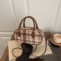 Boston-Tasche aus Wollkaro mit braunen Ledergriffen und verstellbarem Schultergurt - Khaki
