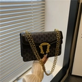 Klassieke geruite crossbodytas met gouden ketting en M-print voor dames - Zwart