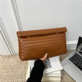 Pochette en cuir tressé marron caramel avec un design rectangulaire minimaliste plié - Marron