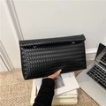 Pochette noire tissée à rabat pour femme avec boucles métalliques dorées élégantes - Noir
