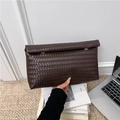 Pochette en cuir tressé marron foncé au design minimaliste pour un style élégant - café