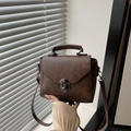 Dunkelbraune Retro-Umhängetasche aus strukturiertem Kunstleder mit Vintage-Schloss - Braun