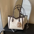 Retro-Tote-Bag in Creme und Braun mit Plüschbären-Anhänger und Vintage-Struktur - Mit Anhänger / Gebrochenes Weiß