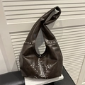 Braune Vintage-Einkaufstasche aus Kunstleder mit Nieten-Sternen-Design und breitem Gurt - Braun