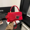 Sac à bandoulière rouge avec rabat en relief crocodile et fermoir doré chic - Rouge