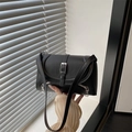 Elegante borsa a tracolla nera con fibbia argentata e decorativi accenti a doppia zip - Nero
