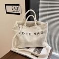 Sac cabas en velours côtelé blanc avec broderie et bandoulière réglable sur bureau - Blanc Cassé