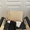 Borsa a busta beige con monogramma marrone e dettaglio con cerniera dorata lucida - Quadrifoglio Bianco