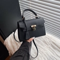 Sac à main noir en cuir grainé avec boucle dorée et bandoulière amovible chic - Noir