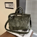 Sac fourre-tout en velours côtelé vert olive avec lettres brodées et bandoulière réglable - Vert