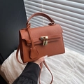 Sac bandoulière en cuir texturé caramel avec accastillage doré élégant et poignée - Marron