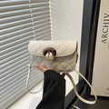 Weiße Stepptasche mit brauner Schnalle und verstellbarem Riemen im eleganten Stil - Weiß
