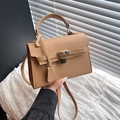 Sac fourre-tout marron grainé litchi avec fermoir doré et poignée supérieure - Kaki