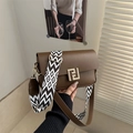 Sac bandoulière en cuir marron avec sangle géométrique et boucle dorée carrée - Marron