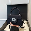 Borsa a mano in raso nero con fibbia in cristallo e manico arricciato in confezione regalo - Nero