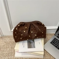 Bolso de mano tipo nube en terciopelo de leopardo con remaches dorados - Marrón