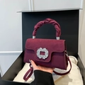 Elegante borsa in camoscio bordeaux con fibbia di cristallo e manico a pieghe - Rosso