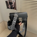 Sac carré noir chic avec boucle dorée et bandoulière à motifs géométriques - Noir