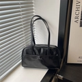 Borsa a cuscino nera lucida minimalista con tasca anteriore e tracolla elegante - Nero senza Ciondolo