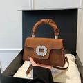 Borsa marrone in finta pelle scamosciata con fibbia di cristallo e manico a pieghe e tracolla - Marrone