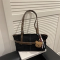 Borsa tote in tela nera con manici in pelle marrone e un simpatico ciondolo a forma di orso - Con Ciondolo / Nero