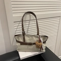 Borsa tote in tela e pelle marrone con ciondolo a forma di orsetto su libri bianchi - Con Ciondolo / Grigio