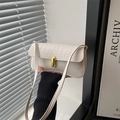 Minimalistische weiße Baguette-Tasche mit Krokodilstruktur und goldenem Metallverschluss - Weiß