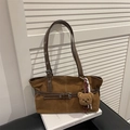 Borsa a spalla retrò in pelle scamosciata marrone con cinturini e ciondolo orsetto - Con Ciondolo / Marrone