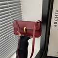 Minimalistische weinrote baguette-tasche mit kroko-textur und goldener U-metallschnalle - Rot