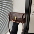 Französische Retro Achseltasche aus dunkelbraunem Leder mit Krokodilprägung und Schnalle - Braun