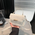 Borsa Kelly bianco crema in ecopelle con chiusura a scatto dorata e tracolla sottile - Bianco