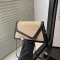Gevlochten stro schoudertas met zwart lederen rand en goudkleurige metalen accenten - Asymmetrische Klep Zwart Patchwork Stijl / Zwart