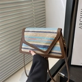 Gestreepte strooien crossbody tas met bruin lederen bies en klep voor strandstijl - Meerkleurige Gestreepte Koffie Patchwork Stijl / Bruin