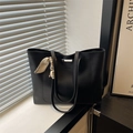 Elegante schwarze Kunstleder-Tragetasche mit Silberakzent und dekorativem Seidenschal - Schwarz
