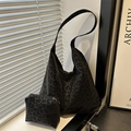 Bolso tote retro con estampado de leopardo negro y neceser a juego en una ventana - Negro