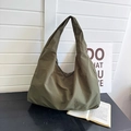 Olijfgroene nylon hobo-tas met grote capaciteit en minimalistisch gebogen handvat - Legergroen
