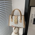 Sac bandoulière beige à motif monogramme M gris et boucle métallique dorée - Blanc