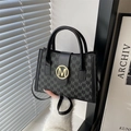 Sac fourre-tout noir en jacquard avec motifs monogrammes M et boucle dorée - Noir