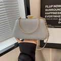 Pochette da sera in paillettes argento con chiusura a perla e tracolla a catena d'oro - Argento
