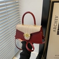 Rote Kunstleder-Handtasche mit beigem Tweed-Kontrast und goldener M-Metallschnalle - Rot