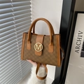 Sac bandoulière marron caramel avec motif jacquard M et fermoir logo doré chic - Marron