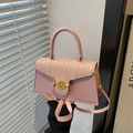 Sac à main rose texture tissée avec boucle dorée ronde et bandoulière élégante - Rose