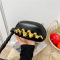 Borsa a scatola in pelle nera con dettaglio onda dorata e tracolla sottile a catena - Nero