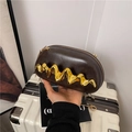 Borsa box retrò marrone scuro con elegante finitura metallica dorata e catenina - Marrone
