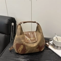 Bolso tote de lona retro marrón tierra con solapa de cuero y detalle de texto 'Coole' - Marrón